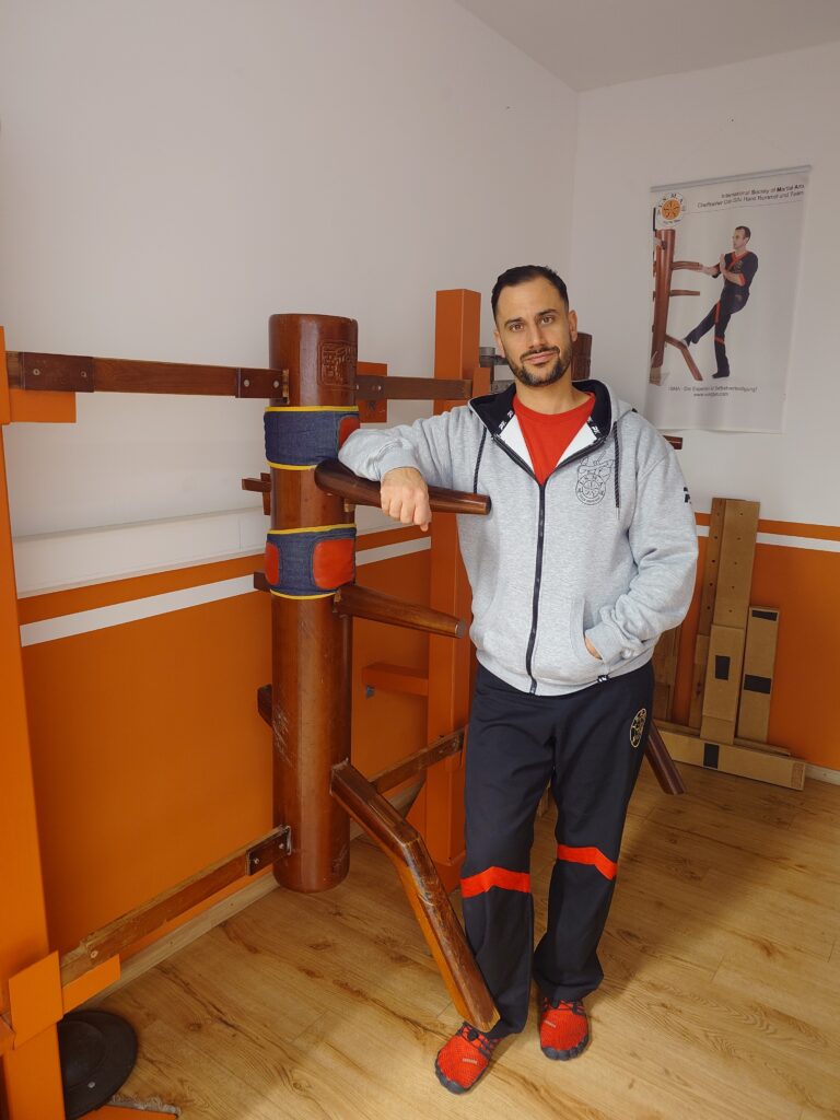 Erfahrener WingTjun Lehrer im Training – realistische Selbstverteidigung für Erwachsene